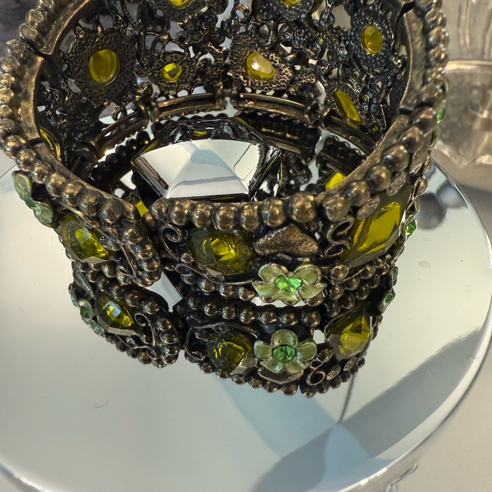 Vintage Style Metal Bracelet - Picture 4 of 5